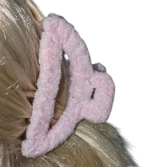 🍁 3/$15 Boutique Fuzzy Hair Clip - Picture 1 of 5